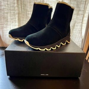 **Never been worn** Sorel boots. Warm/furry insides.